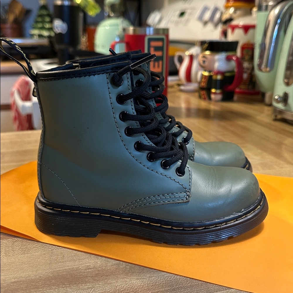 Dr. Martens little Kids Olive Boots